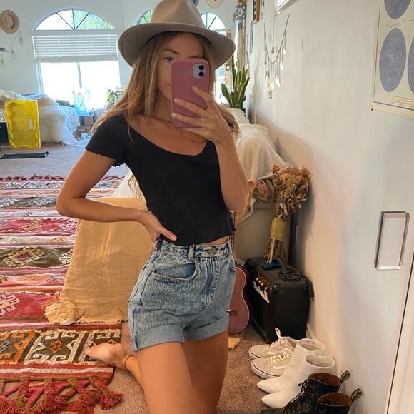 Simple black lettuce hem tee